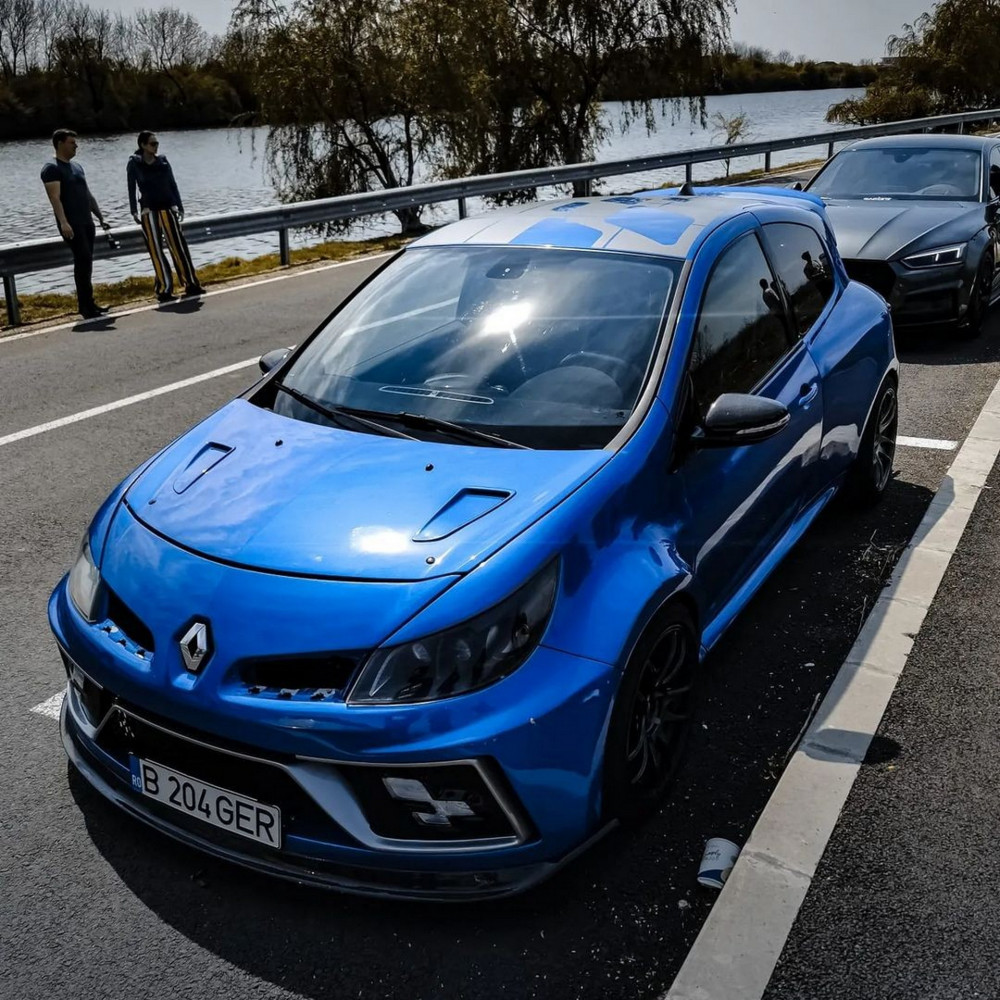 Take A Closer Look At This Customized Renault Clio Iii Rs